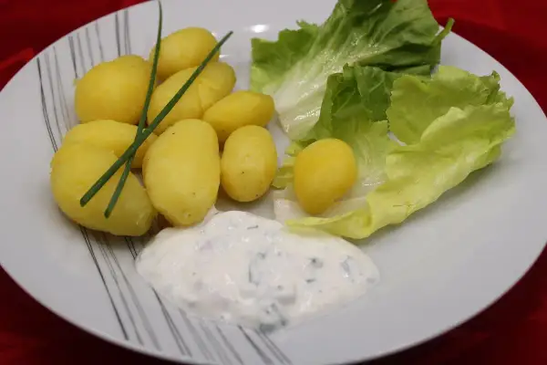 Pommes de terre nouvelles, salade croquante et sauce crémeuse, un plat simple et chique Vosges pour un repas léger.