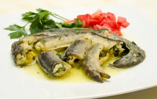 Poisson farci, servi avec des tomates et du persil. Une délicieuse recette de catigot, prête à être dégustée.