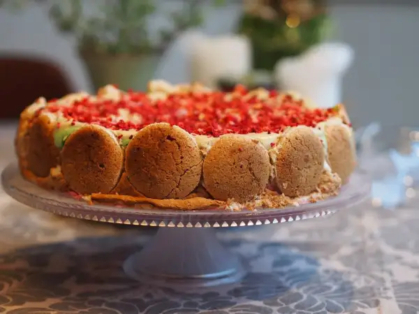 Gâteau aux fruits rouges et biscuits, une recette maison Adam qui fait rêver.