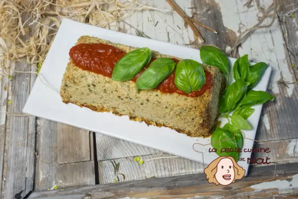 Un délicieux flan de courgettes, garni de sauce tomate et de feuilles de basilic frais, prêt à être dégusté.