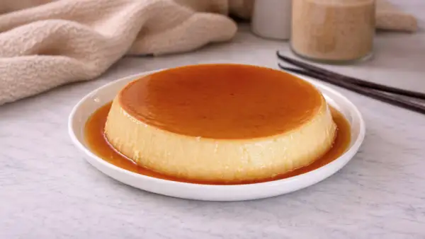 Crème aux œufs onctueuse, nappée de caramel ambré, prête à être dégustée. Une recette simple et gourmande.