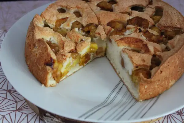 Gâteau aux mirabelles, un délice chaud ou froid. La pâte dorée cache des fruits juteux.