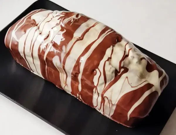 Gâteau au 2 chocolat lait et blanc, un délice visuel avec son glaçage marbré.