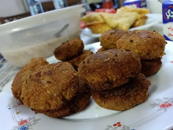 Délicieuses galettes dorées, parfaites pour une recette catless. Accompagnées d'une sauce crémeuse et de samoussas croustillants.