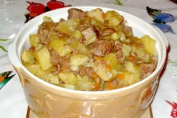 Un plat de pommes de terre et de viande mijotées, prêt à être dégusté. Une belle recette de la bombine, réconfortante et savoureuse.