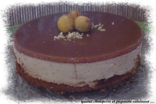 Un délicieux bavarois mirabelle, garni de fruits frais et d'une fine couche de glaçage au chocolat.