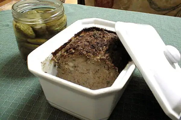 Terrine de foie de volaille à l'ancienne, prête à être dégustée avec des cornichons croquants.