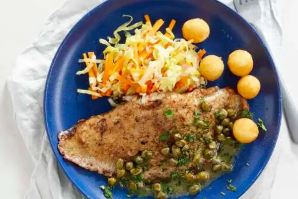 Aile de raie sauce câpres, accompagnée de légumes croquants et de petites pommes de terre dorées. Un plat savoureux et équilibré.