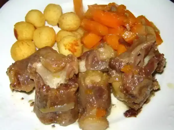 Queue de boeuf cocotte minute SEB, tendre et savoureuse, accompagnée de carottes et de petites pommes de terre dorées. Un plat réconfortant.