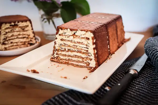 Gâteau petit beurre de mon enfance, un délice chocolaté et crémeux, prêt à être dégusté.