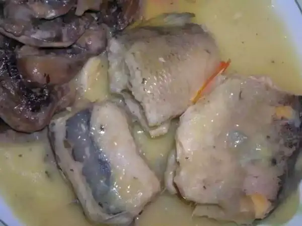 Morceaux de poisson pochés dans une sauce crémeuse, accompagnés de champignons. Une belle présentation pour une pochouse recette.