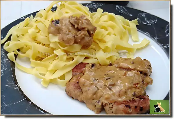 Pâtes fraîches avec une sauce crémeuse et des morceaux de ris de veau, un délice pour les amateurs de ris de veau barbecue.