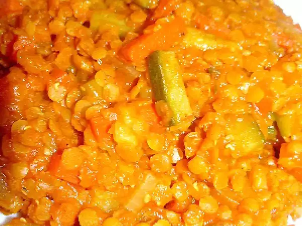 Un plat de lentilles corail et légumes, parfait pour un temps de cuisson des lentilles au micro-ondes rapide et savoureux.