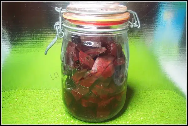 Bocal de betteraves rouges coupées, prêtes à être stérilisées. Le temps pour stériliser des betteraves rouges dépend de la méthode.