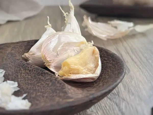 Ail en papillote, doux et fondant, prêt à être dégusté.