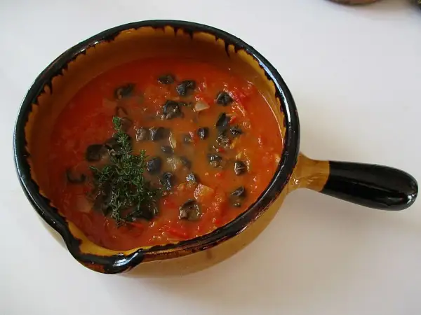Un plat de soupe aux escargots, garni de thym frais. Une belle recette escargot pied noir à déguster.