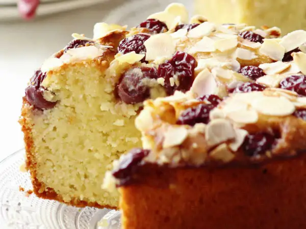 Gâteau maréchal aux cerises et amandes effilées, une gourmandise moelleuse et fruitée.
